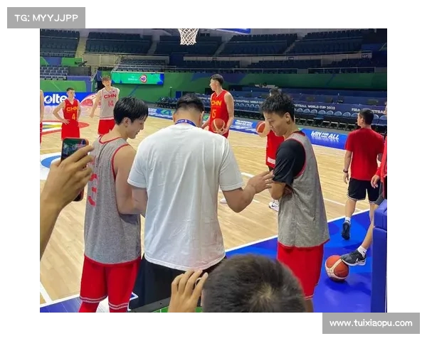 朱芳雨探班中国男篮训练场 与赵睿胡明轩亲密交流共话篮球梦想 朱芳雨探班中国男篮训练场 与赵睿胡明轩亲密交流共话篮球梦想
